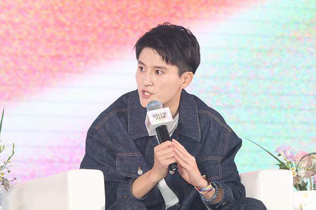 美女掰开双腿让你